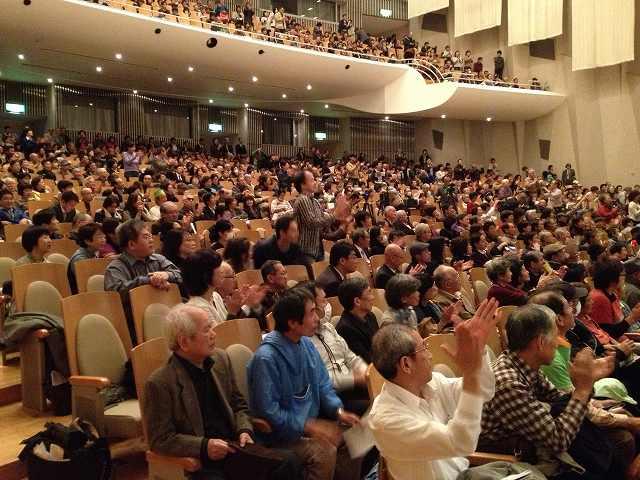 会場から拍手